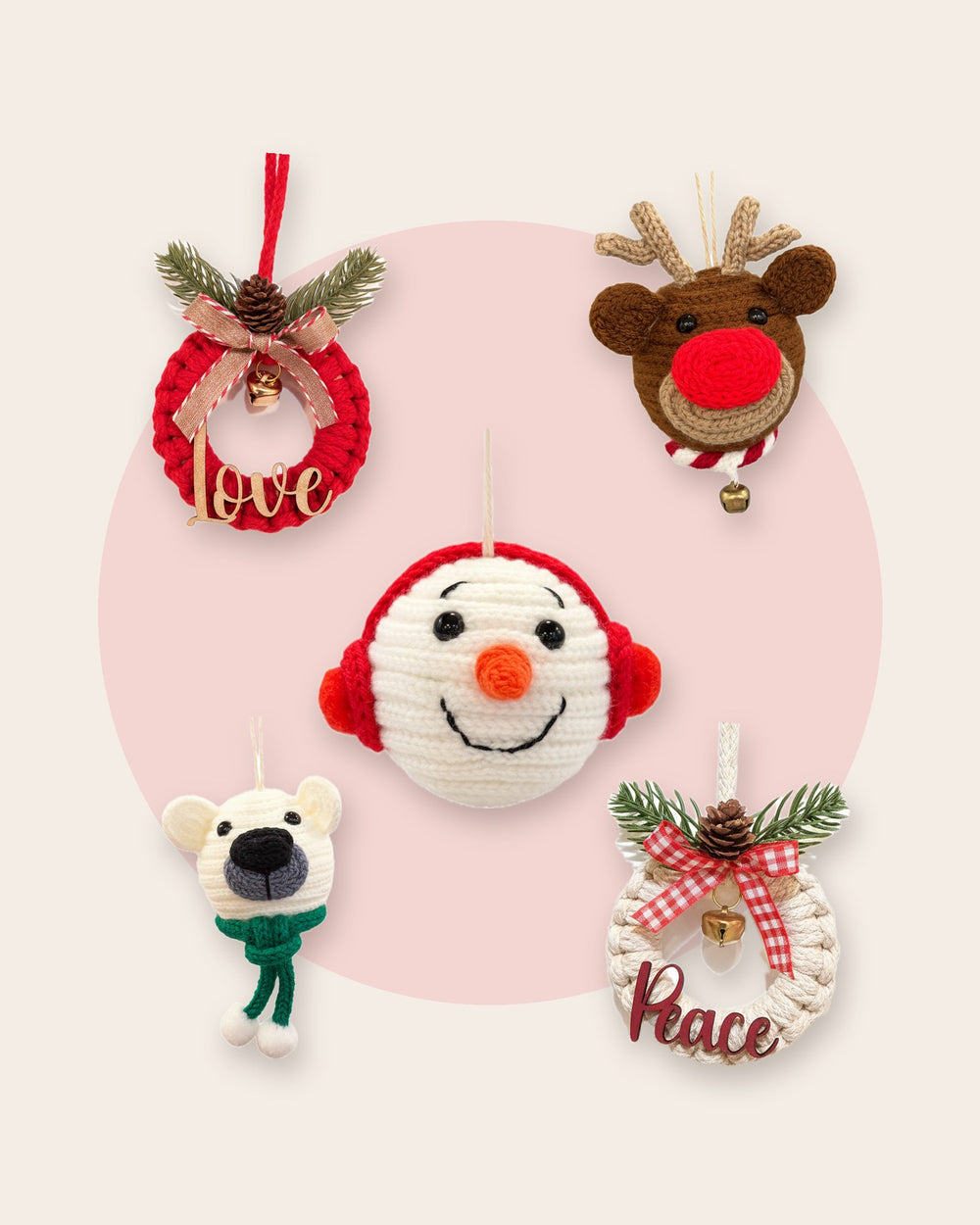 Adornos de Navidad hechos a mano: muñeco de nieve, reno y oso polar tejidos, y dos coronas